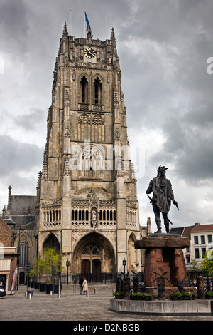 Die Statue des Ambiorix auf dem großen Markt und die Basilika Tongeren / Onze-Lieve-Vrouwe Basiliek in Tongeren, Belgien Stockfoto