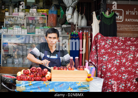 Ein Mann verkauft Granatapfelsaft in Chinatown, Bangkok, Thailand Stockfoto