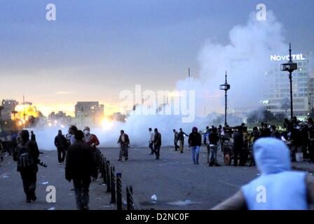 29. Januar 2013 gekämpft - Kairo, Ägypten - Ägyptische Demonstranten Polizei entlang des Nils in der Nähe von Tahrir-Platz für einen sechsten Tag in Kairo auf Dienstag, 29. Januar 2013. Die Kämpfe begannen am zweiten Jahrestag der ägyptischen Revolution 2011 von Demonstranten die Muslim-Bruderschaft dominierte Regierung unzufrieden. (Bild Kredit: Kredit: Cliff Cheney/ZUMAPRESS.com/Alamy live-Nachrichten) Stockfoto