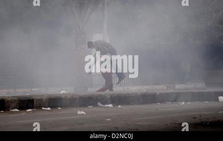 29. Januar 2013 gekämpft - Kairo, Ägypten - Ägyptische Demonstranten Polizei entlang des Nils in der Nähe von Tahrir-Platz für einen sechsten Tag in Kairo auf Dienstag, 29. Januar 2013. Die Kämpfe begannen am zweiten Jahrestag der ägyptischen Revolution 2011 von Demonstranten die Muslim-Bruderschaft dominierte Regierung unzufrieden. (Bild Kredit: Kredit: Cliff Cheney/ZUMAPRESS.com/Alamy live-Nachrichten) Stockfoto