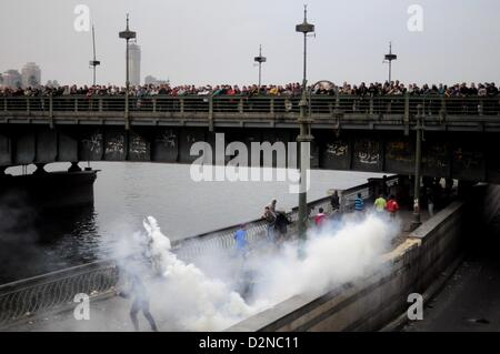 29. Januar 2013 gekämpft - Kairo, Ägypten - Ägyptische Demonstranten Polizei entlang des Nils in der Nähe von Tahrir-Platz für einen sechsten Tag in Kairo auf Dienstag, 29. Januar 2013. Die Kämpfe begannen am zweiten Jahrestag der ägyptischen Revolution 2011 von Demonstranten die Muslim-Bruderschaft dominierte Regierung unzufrieden. (Bild Kredit: Kredit: Cliff Cheney/ZUMAPRESS.com/Alamy live-Nachrichten) Stockfoto