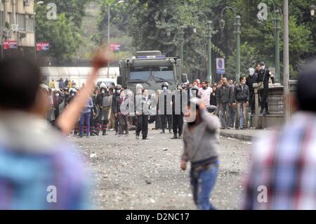 29. Januar 2013 gekämpft - Kairo, Ägypten - Ägyptische Demonstranten Polizei entlang des Nils in der Nähe von Tahrir-Platz für einen sechsten Tag in Kairo auf Dienstag, 29. Januar 2013. Die Kämpfe begannen am zweiten Jahrestag der ägyptischen Revolution 2011 von Demonstranten die Muslim-Bruderschaft dominierte Regierung unzufrieden. (Bild Kredit: Kredit: Cliff Cheney/ZUMAPRESS.com/Alamy live-Nachrichten) Stockfoto