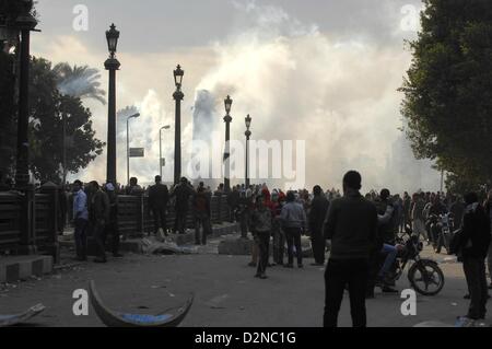 29. Januar 2013 gekämpft - Kairo, Ägypten - Ägyptische Demonstranten Polizei entlang des Nils in der Nähe von Tahrir-Platz für einen sechsten Tag in Kairo auf Dienstag, 29. Januar 2013. Die Kämpfe begannen am zweiten Jahrestag der ägyptischen Revolution 2011 von Demonstranten die Muslim-Bruderschaft dominierte Regierung unzufrieden. (Bild Kredit: Kredit: Cliff Cheney/ZUMAPRESS.com/Alamy live-Nachrichten) Stockfoto