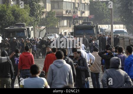 29. Januar 2013 gekämpft - Kairo, Ägypten - Ägyptische Demonstranten Polizei entlang des Nils in der Nähe von Tahrir-Platz für einen sechsten Tag in Kairo auf Dienstag, 29. Januar 2013. Die Kämpfe begannen am zweiten Jahrestag der ägyptischen Revolution 2011 von Demonstranten die Muslim-Bruderschaft dominierte Regierung unzufrieden. (Bild Kredit: Kredit: Cliff Cheney/ZUMAPRESS.com/Alamy live-Nachrichten) Stockfoto