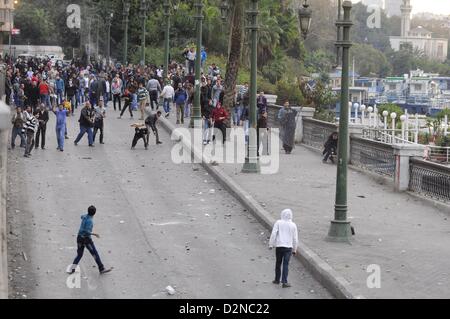 29. Januar 2013 gekämpft - Kairo, Ägypten - Ägyptische Demonstranten Polizei entlang des Nils in der Nähe von Tahrir-Platz für einen sechsten Tag in Kairo auf Dienstag, 29. Januar 2013. Die Kämpfe begannen am zweiten Jahrestag der ägyptischen Revolution 2011 von Demonstranten die Muslim-Bruderschaft dominierte Regierung unzufrieden. (Bild Kredit: Kredit: Cliff Cheney/ZUMAPRESS.com/Alamy live-Nachrichten) Stockfoto