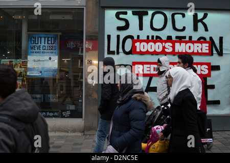 Heruntergekommenen Straßen, lassen Sie Zeichen und verschalten von Geschäften in der Stadt Zentrum in Glasgow, Schottland, Großbritannien, 2013. Stockfoto