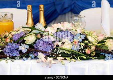 Nahaufnahme des schön gedeckten Tischen bei Rezeption Hochzeitsfeiern, Schwerpunkt Blumenstrauß. Stockfoto