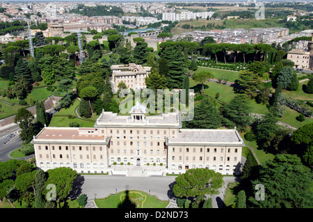 Italien. Luftaufnahme des Palastes des Governorate of Vatican City State aus der Laterne auf Saint Peters Basilica. Stockfoto