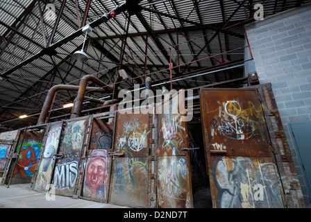 Graffiti bedeckt Lagerung Schränke in die ehemalige Toronto Ziegelei, jetzt genannt die immergrünen Ziegelei Stockfoto