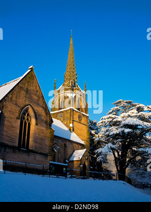 Winterlandschaft mit Schnee und blauer Himmel an der Holy Trinity Church in Matlock Bath Dorf in Derbyshire Dales Peak District England UK Stockfoto