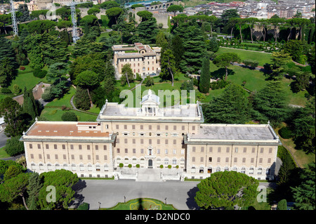 Italien. Luftaufnahme des Palastes des Governorate of Vatican City State aus der Laterne auf Saint Peters Basilica. Stockfoto