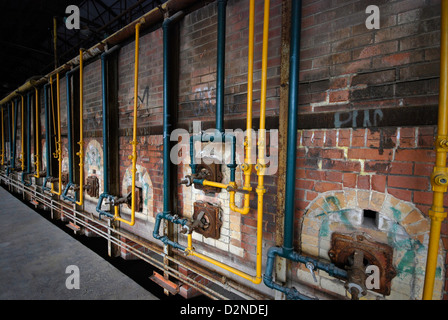 Reste des Gases Versorgungsleitungen für die Ziegelherstellung Öfen in der aufgelösten Toronto Ziegelei heißt jetzt immergrüne Ziegelei. Stockfoto