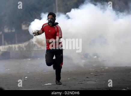 29. Januar 2013 - Kairo, Ägypten - Ägyptische Demonstranten Polizei entlang des Nils in der Nähe von Tahrir-Platz erkämpft einen sechsten Tag. Die Kämpfe begannen am zweiten Jahrestag der ägyptischen Revolution 2011 von Demonstranten die Muslim-Bruderschaft dominierte Regierung unzufrieden. (Bild Kredit: Cliff Cheney/ZUMAPRESS.com ©) Stockfoto