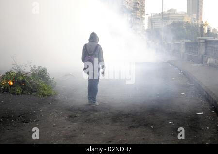 29. Januar 2013 - Kairo, Ägypten - Ägyptische Demonstranten Polizei entlang des Nils in der Nähe von Tahrir-Platz erkämpft einen sechsten Tag. Die Kämpfe begannen am zweiten Jahrestag der ägyptischen Revolution 2011 von Demonstranten die Muslim-Bruderschaft dominierte Regierung unzufrieden. (Bild Kredit: Cliff Cheney/ZUMAPRESS.com ©) Stockfoto