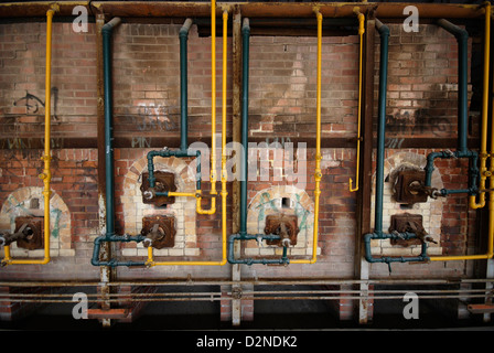 Reste des Gases Versorgungsleitungen für die Ziegelherstellung Öfen in der verlassenen Toronto Ziegelei heißt jetzt immergrüne Ziegelei. Stockfoto