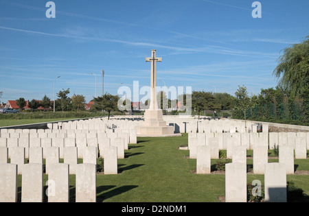 Gesamtansicht der Brandhoek New Soldatenfriedhof (Captain Noel Godfrey Chavasse, VC & Bar, MC), Ieper (Ypern), Belgien. Stockfoto