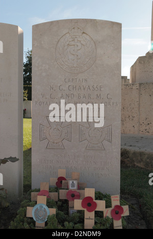 Das Grab von Captain Noel Godfrey Chavasse, VC & Bar, MC, Brandhoek New Militärfriedhof, Ieper (Ypern), Belgien. Stockfoto