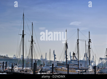 Schiffe im Hamburger Hafen Stockfoto