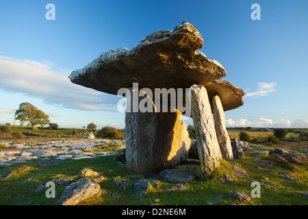 Abendlicht am Poulnabrone Dolmen, Burren, County Clare, Irland. Stockfoto