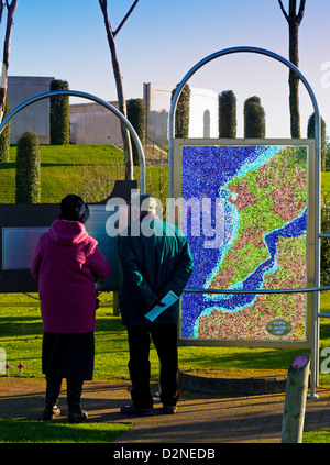 Besucher lesen Anzeige Brett im Bereich Gallipoli Denkmal des National Memorial Arboretum Alrewas Staffordshire England UK Stockfoto