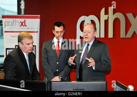 29. Januar 2013, Belfast, Nordirland. Prince Andrew, Duke of York, ist eine Produktvorführung am PathXL im Wissenschaftspark Northern Irland gezeigt. Stockfoto