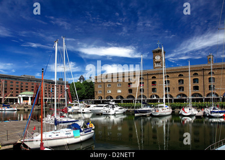 Boote im St. Katherine's Dock, Nordufer, London City, England, United Kingdom Stockfoto