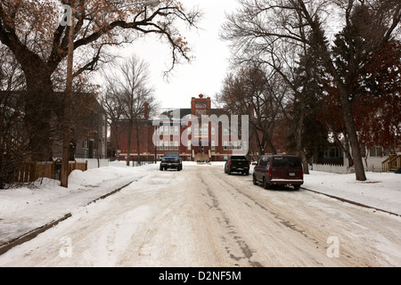 schneebedeckte Straße führt zu Caswell Schule Ave b und 30th Street Caswell Hügel Saskatoon Saskatchewan Kanada Stockfoto