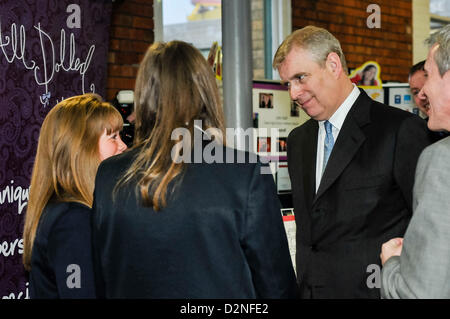 29. Januar 2013, Belfast, Nordirland. Prinz Andrew, der Herzog von York, im Gespräch mit jungen Aussteller über ihr Produkt "All Dolled Up" Stockfoto