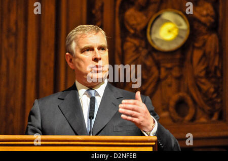 29. Januar 2013, Belfast, Nordirland. Prince Andrew, Duke of York, richtet sich das Publikum aus Zusammenarbeit Irland Titanic Belfast. Stockfoto