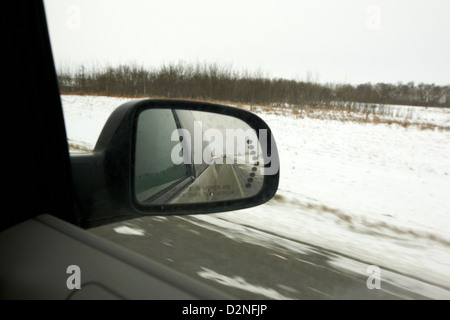 Suchen Sie auf der Seite Ansicht Spiegel Winter Saskatchewan Highway 11 von Saskatoon, Regina Kanada entlang fahren Stockfoto