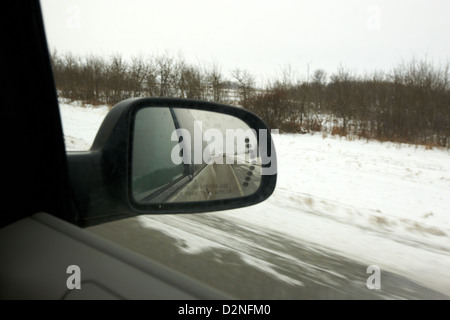 Suchen Sie auf der Seite Ansicht Spiegel Winter Saskatchewan Highway 11 von Saskatoon, Regina Kanada entlang fahren Stockfoto
