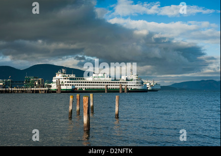 Ein Washington State Ferry docks in Anacortes, Washington, bevor Sie zu Friday Harbor auf der San Juan Insel im Puget Sound. Stockfoto