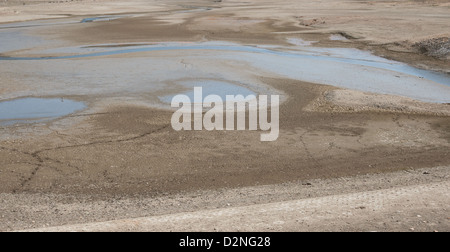 Rest des Wassers auf dem getrockneten Seeboden Stockfoto