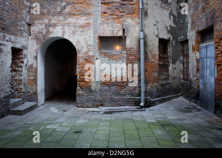 Grunge dunkle Gasse, schmutzige Elendsviertel der Stadt, schmutzigen Straßenecke in der dekadenten Altstadt Stockfoto