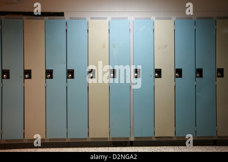 Reihe von gesperrten Schule Schließfächer in den leeren Flur von High School Kanada Nordamerika Stockfoto