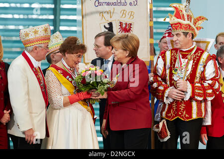 Berlin, Deutschland. 29. Januar 2013. Bundeskanzlerin Angela Merkel empfing eine Delegation des deutschen Föderation des Karnevals mit Prinz Paare aus allen Staaten in der Kanzlei in Berlin. Bildnachweis: Reynaldo Chaib Paganelli / Alamy Live News Stockfoto