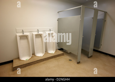 voller Länge Urinale und Kabinen in der Herren-Toilette von High School Kanada Nordamerika Stockfoto