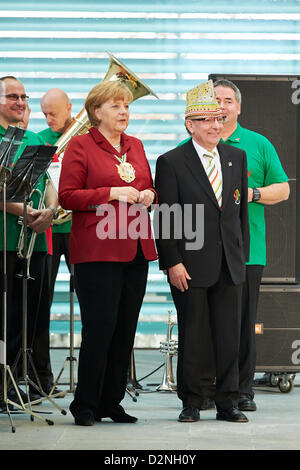 Berlin, Deutschland. 29. Januar 2013. Bundeskanzlerin Angela Merkel empfing eine Delegation des deutschen Föderation des Karnevals mit Prinz Paare aus allen Staaten in der Kanzlei in Berlin. Bildnachweis: Reynaldo Chaib Paganelli / Alamy Live News Stockfoto