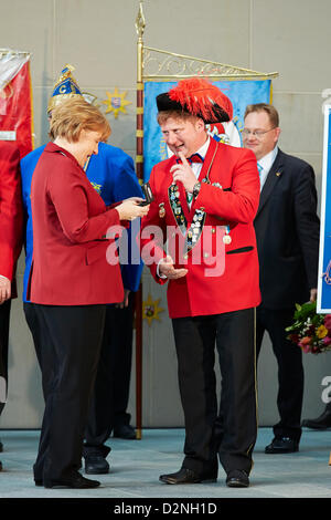 Berlin, Deutschland. 29. Januar 2013. Bundeskanzlerin Angela Merkel empfing eine Delegation des deutschen Föderation des Karnevals mit Prinz Paare aus allen Staaten in der Kanzlei in Berlin. Bildnachweis: Reynaldo Chaib Paganelli / Alamy Live News Stockfoto