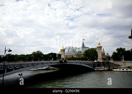 Der berühmte Pont Alexandre III mit dem Grand Palais im Hintergrund, der Pariser Eleganz und den Charme der seine zeigt. Stockfoto