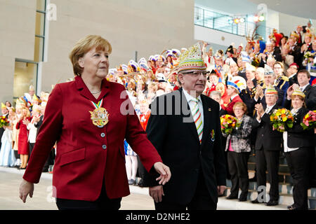 Berlin, Deutschland. 29. Januar 2013. Bundeskanzlerin Angela Merkel empfing eine Delegation des deutschen Föderation des Karnevals mit Prinz Paare aus allen Staaten in der Kanzlei in Berlin. Bildnachweis: Reynaldo Chaib Paganelli / Alamy Live News Stockfoto