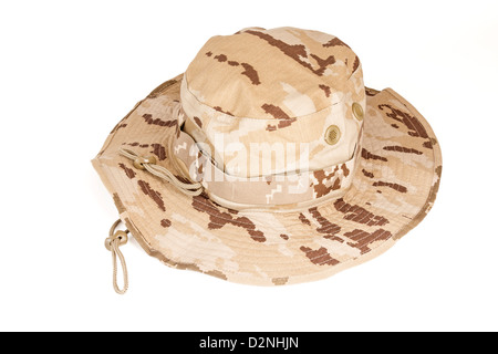 Militärische Kappe für Soldaten, die in der Wüste auf einem weißen verwenden Stockfoto