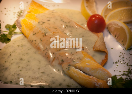 geräucherter Schellfisch-Filet mit Sauce cremig Petersilie Stockfoto