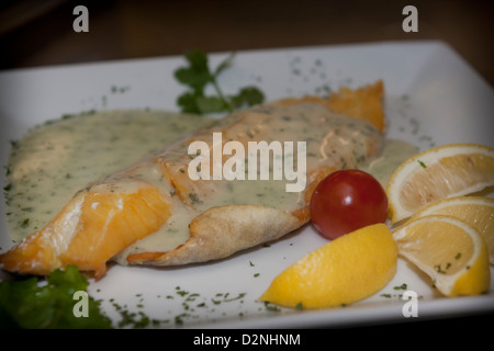 geräucherter Schellfisch-Filet mit Sauce cremig Petersilie Stockfoto