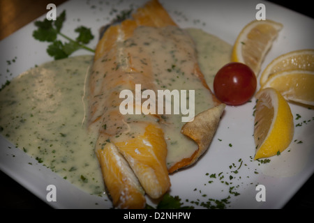 geräucherter Schellfisch-Filet mit Sauce cremig Petersilie Stockfoto