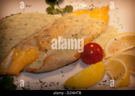 geräucherter Schellfisch-Filet mit Sauce cremig Petersilie Stockfoto