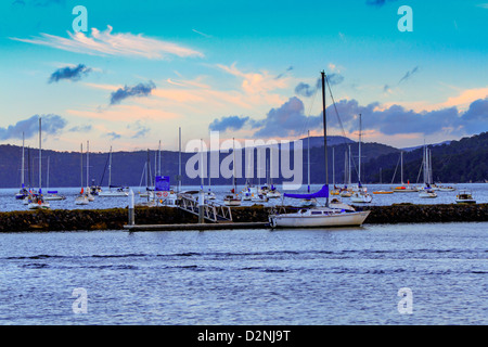 Boote in der Bucht Parsleys, Brooklyn, New South Wales, Australien mit schönen Wolken im Himmelshintergrund Stockfoto