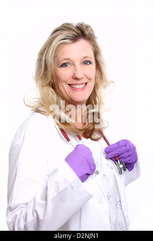 Eine Ärztin, ein Stethoskop und lila Mylar-Handschuhe tragen Stockfoto