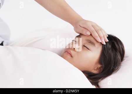 Mädchen krank im Bett Stockfoto