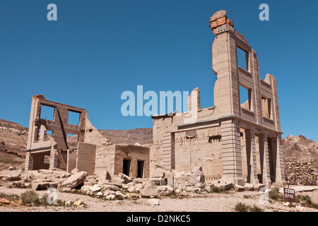 Die bröckelnden Reste der Cook-Bank in der Geisterstadt Rhyolite, Nevada. Stockfoto